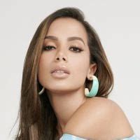 Anitta surge completamente nua e ostenta corpão em。